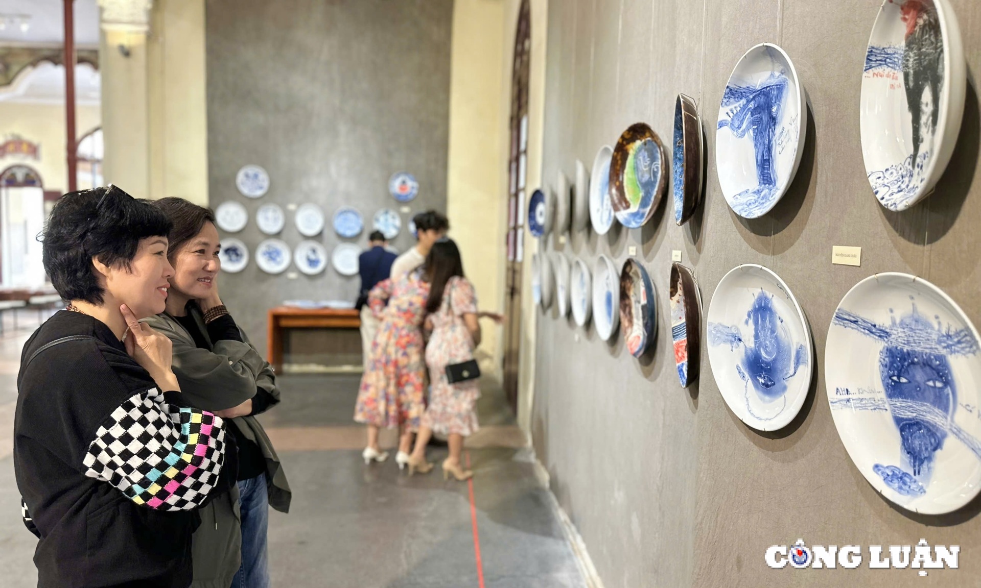 Admire the greeting card products of 42 artists at Hoa Hinh 3