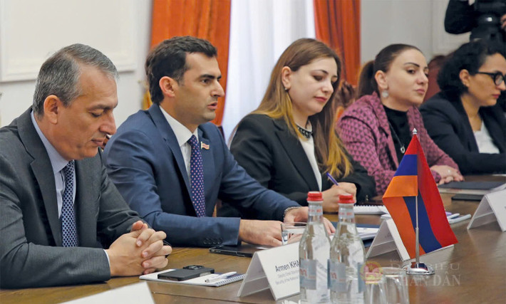 El primer vicepresidente del Parlamento armenio, Hakob Arshakyan, habla en la reunión.