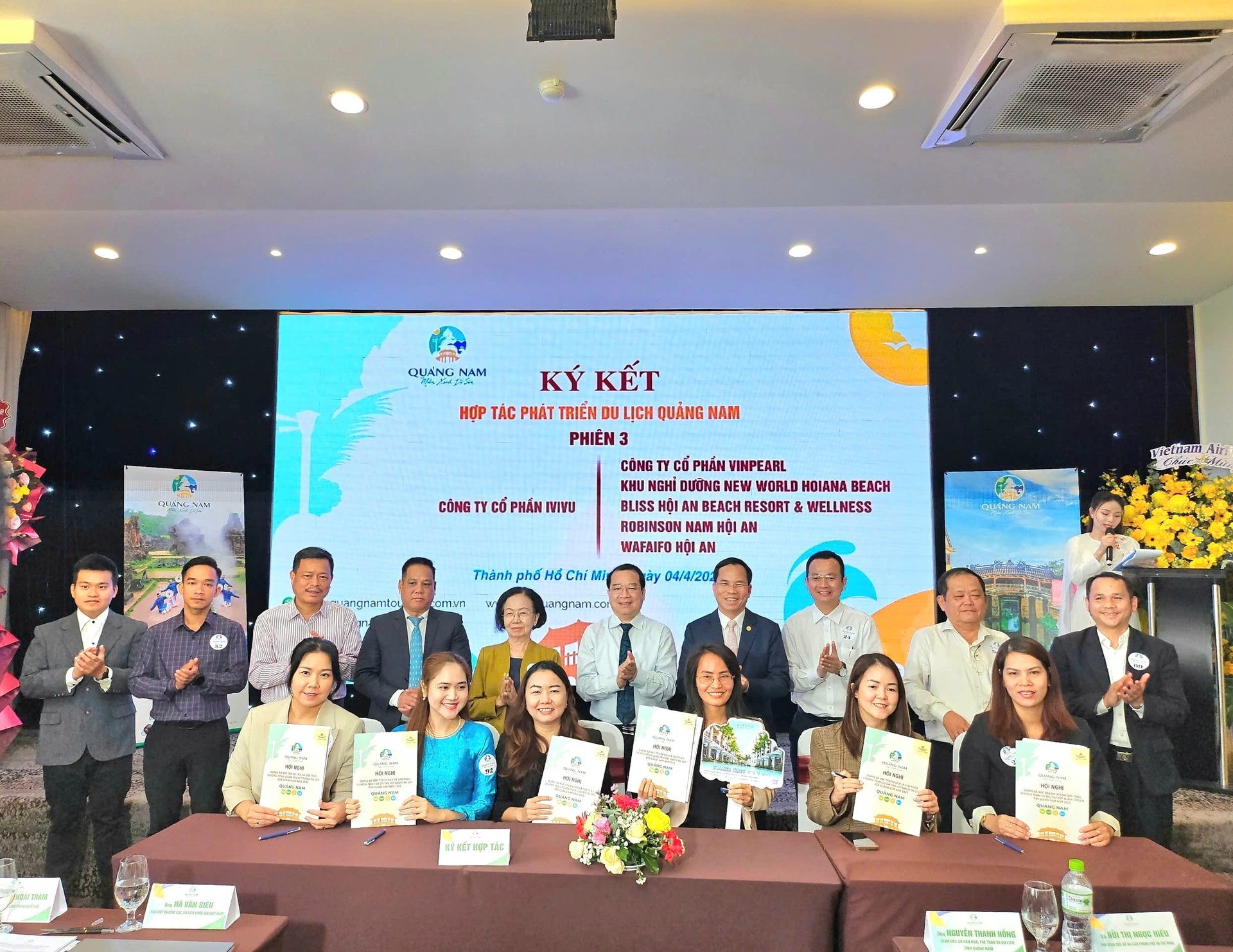 Signing of cooperation agreement to develop tourism in Quang Nam between Ivivu Joint Stock Company and many local tourism businesses. Photo: QUOC TUAN