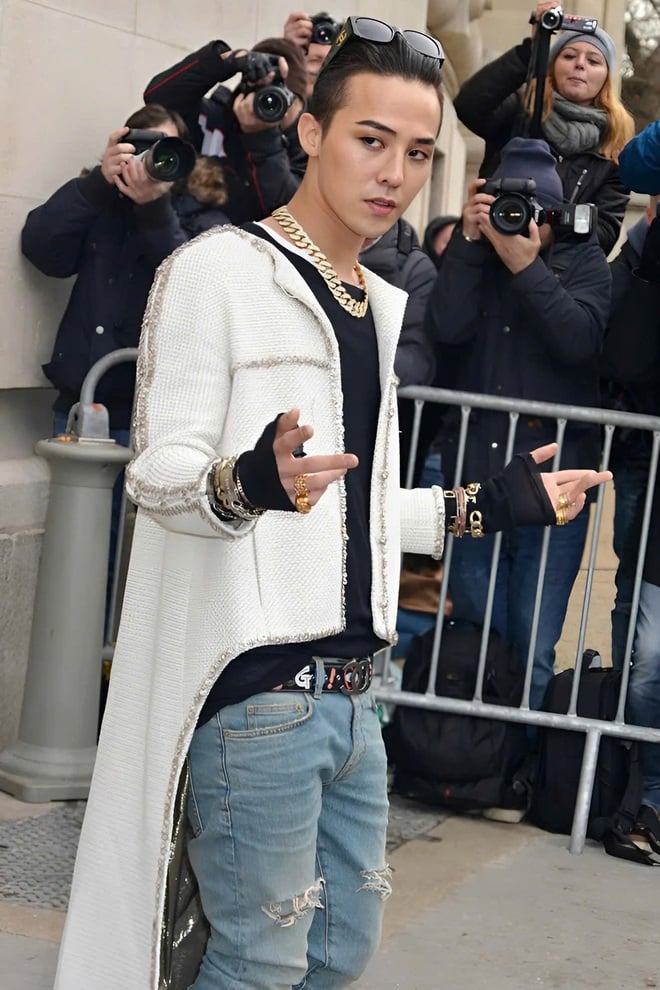 G-Dragon: Người đàn ông hiếm hoi cân đẹp mọi trang phục sến súa - 14