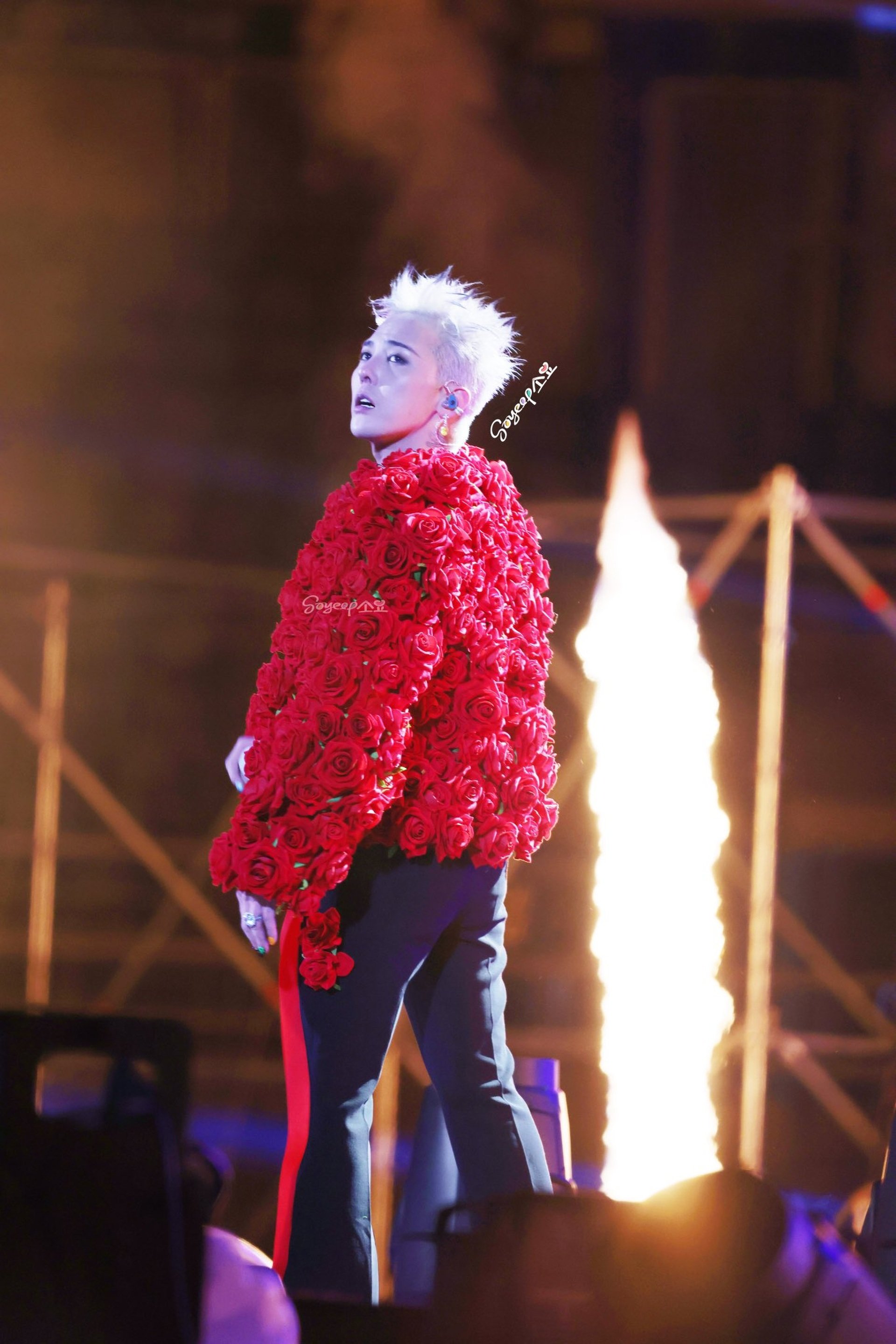G-Dragon gây sốt khi diện áo hoa hồng, trang sức kim cương chục tỷ đồng - 1