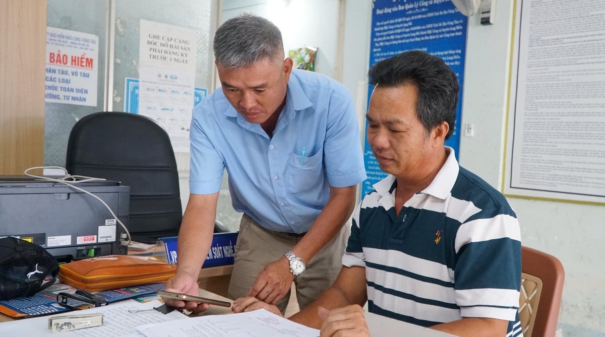 El personal del puerto pesquero de Tan Phuoc (comuna de Phuoc Tinh, distrito de Long Dat) está dando instrucciones a los propietarios de barcos para que se registren para la conexión VMS antes de zarpar. Foto: Le Binh.