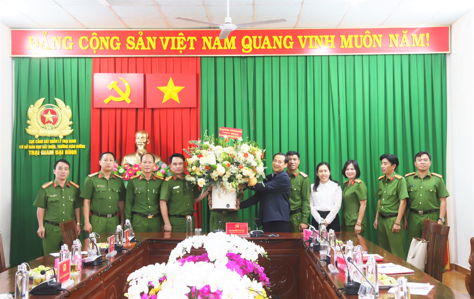 សមមិត្ត Nguyen Thai Hoc - លេខាស្តីទីគណៈកម្មាធិការបក្សខេត្ត Lam Dong ជូនកម្រងផ្កាអបអរសាទរថ្នាក់ដឹកនាំ នាយទាហាន និងទាហាននៃពន្ធនាគារ Dai Binh ក្នុងឱកាសរំលឹកខួបលើកទី 50 នៃការបង្កើតជំរុំ។