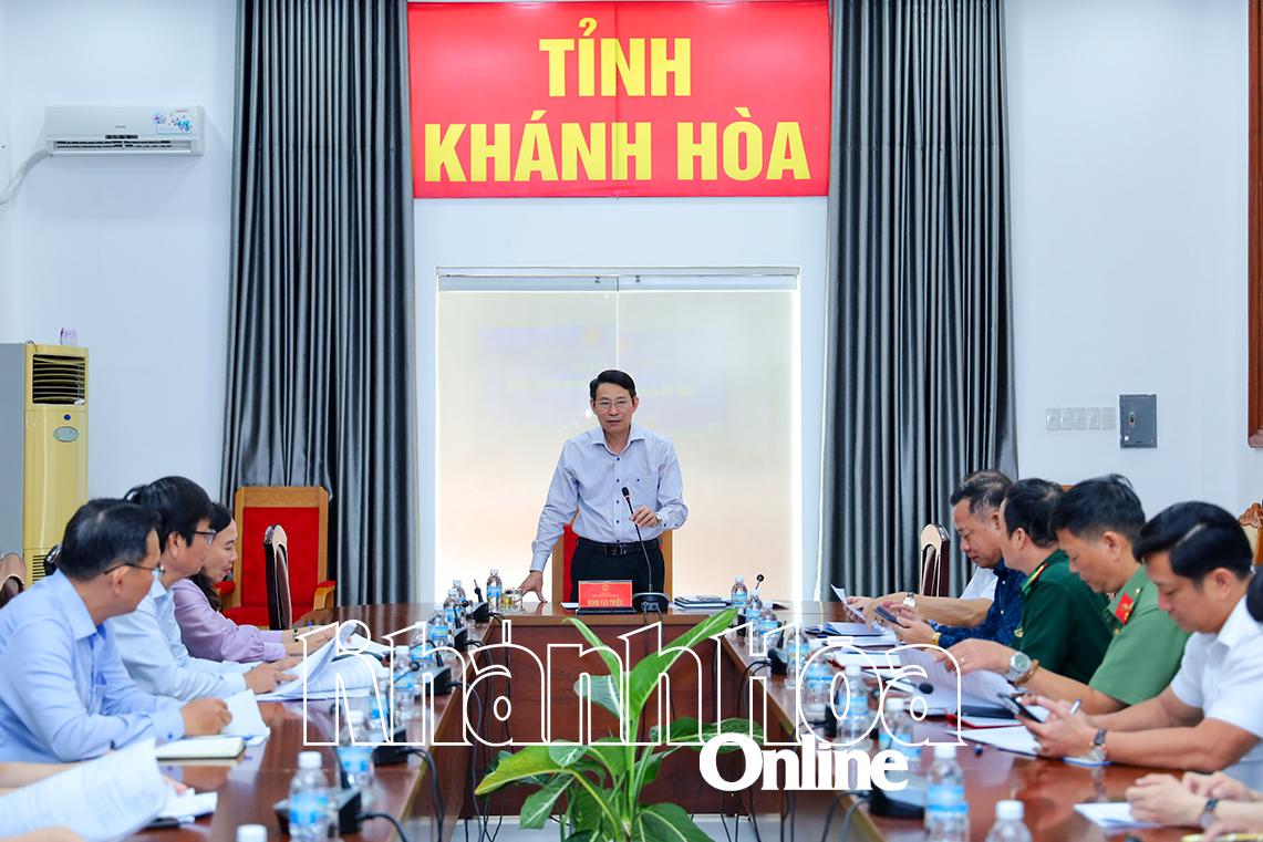 Ông Đinh Văn Thiệu phát biểu chỉ đạo tại cuộc họp.