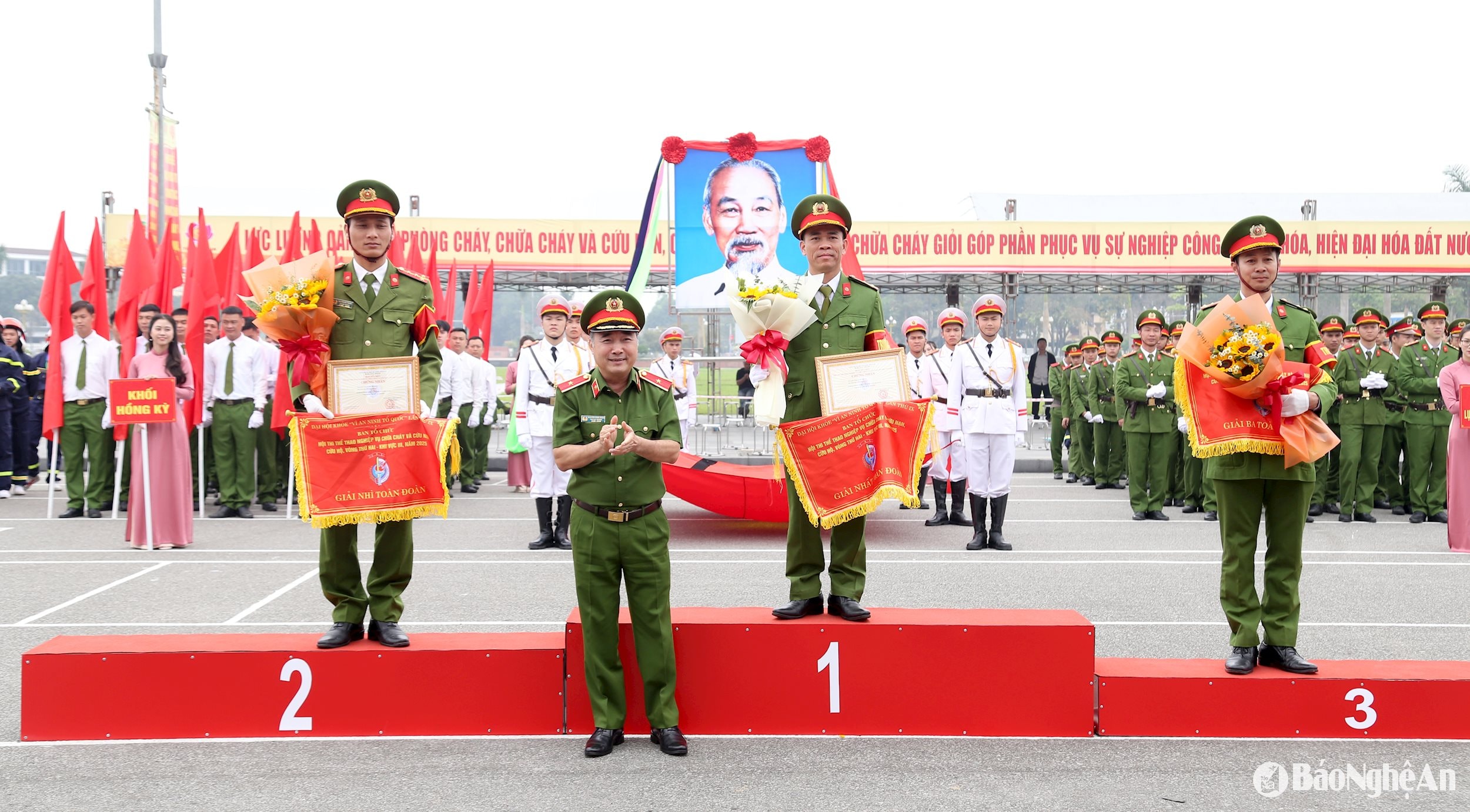 Das Organisationskomitee vergab den teilnehmenden Teams erste, zweite und dritte Preise. Foto: Quang An