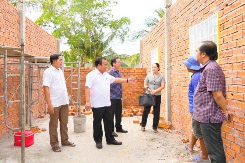 Ông Nguyễn Minh Luân - Ủy viên BTV Tỉnh ủy, Phó Chủ tịch UBND tỉnh Cà Mau, kiểm tra, chỉ đạo đẩy nhanh tiến độ hoàn thành chương trình xóa nhà tạm, nhà dột nát trên địa bàn tỉnh trước ngày 30/6/2025.