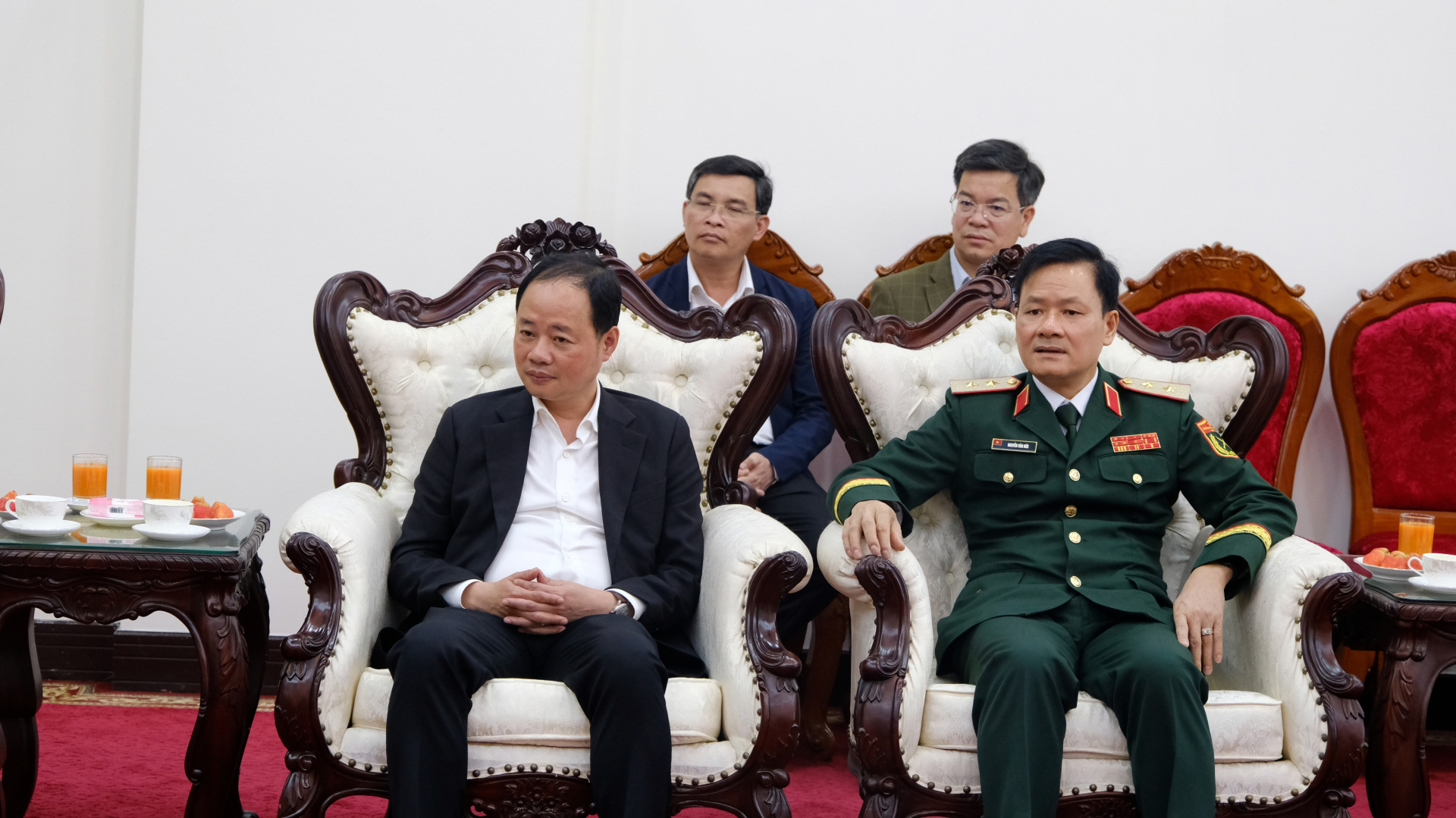សមមិត្ត Tran Hong Thai - អនុលេខាគណៈកម្មាធិការបក្សខេត្ត ប្រធានគណៈកម្មាធិការប្រជាជនខេត្តបានចូលរួមកិច្ចប្រជុំ។