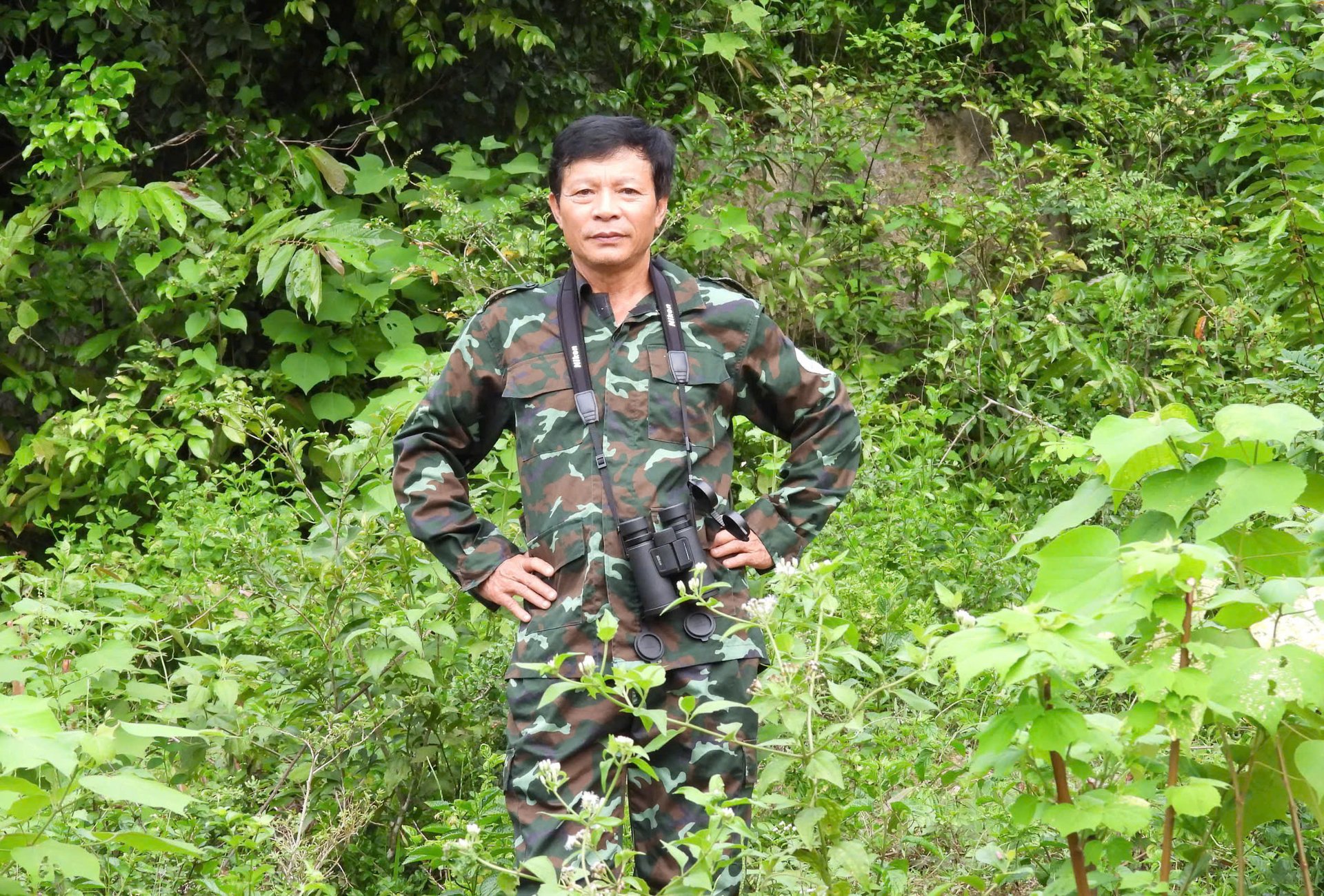 Ông Nguyễn Thanh Tú, người hơn 12 năm tự nguyện bảo vệ, chăm sóc đàn voọc quý. Ảnh: T. Phùng.