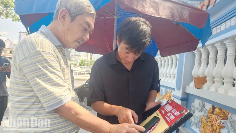 Die Zeitung Nhan Dan installiert intelligente interaktive Stationen an berühmten Sehenswürdigkeiten von Kien Giang. Foto 4