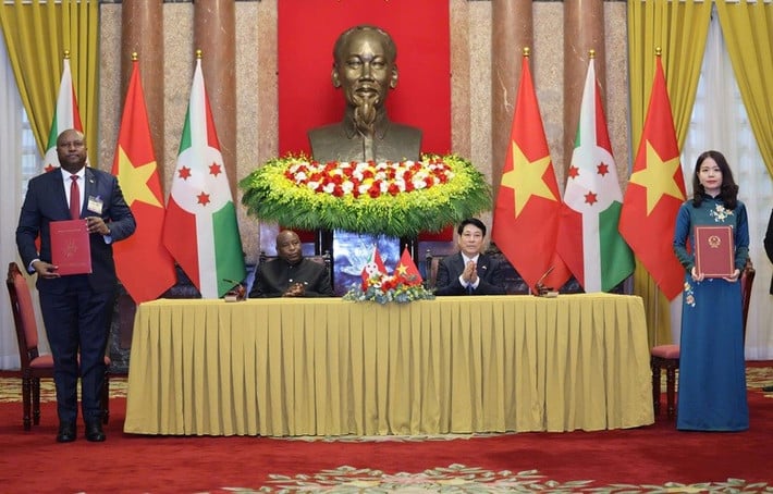 Chủ tịch nước Lương Cường và Tổng thống Évariste Ndayishimiye chứng kiến Lễ ký kết văn kiện hợp tác. Ảnh: VGP/Nhật Bắc