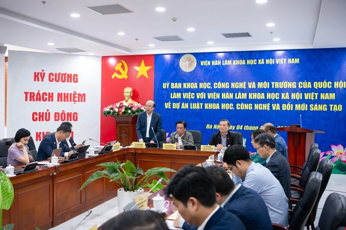 Chủ tịch Viện Hàn lâm Khoa học và Xã hội Phan Chí Hiếu phát biểu