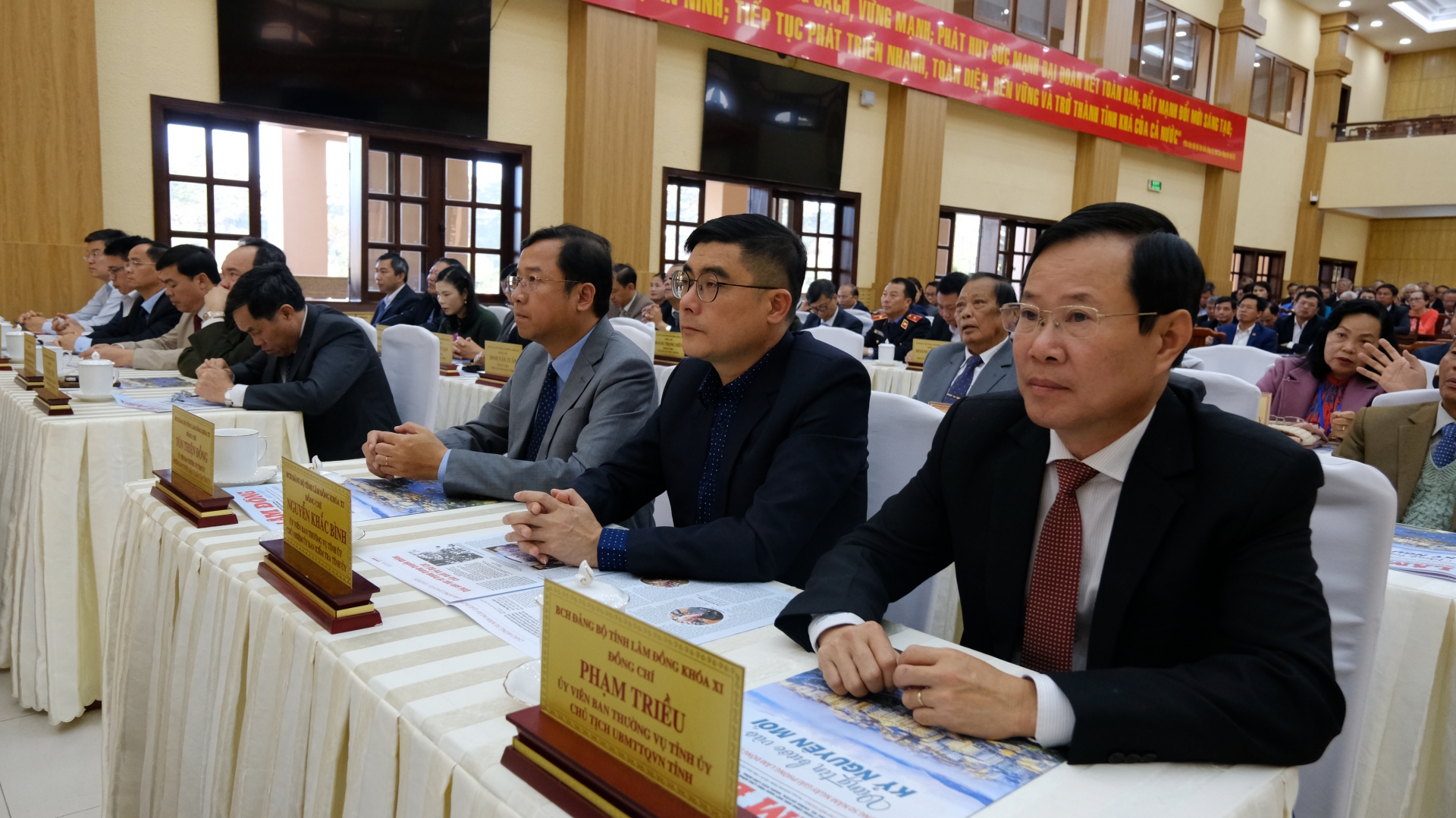 Các đồng chí lãnh đạo tỉnh dự buổi gặp mặt 