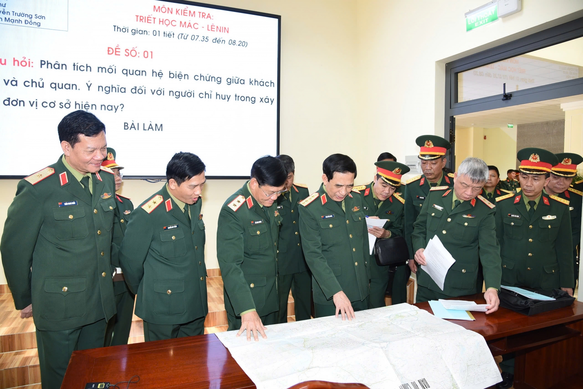 General Phan Van Giang inspects the lecture hall system at the Army Academy.