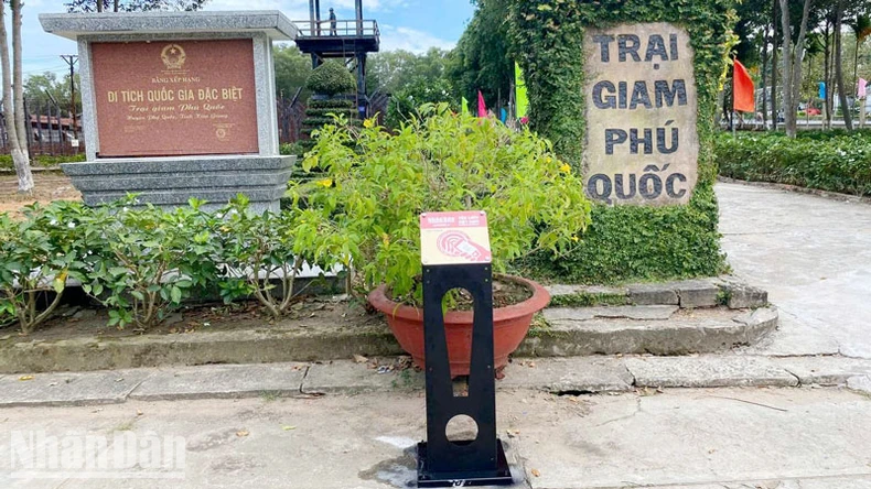 Die Zeitung Nhan Dan installiert intelligente interaktive Stationen an berühmten Sehenswürdigkeiten von Kien Giang. Foto 2