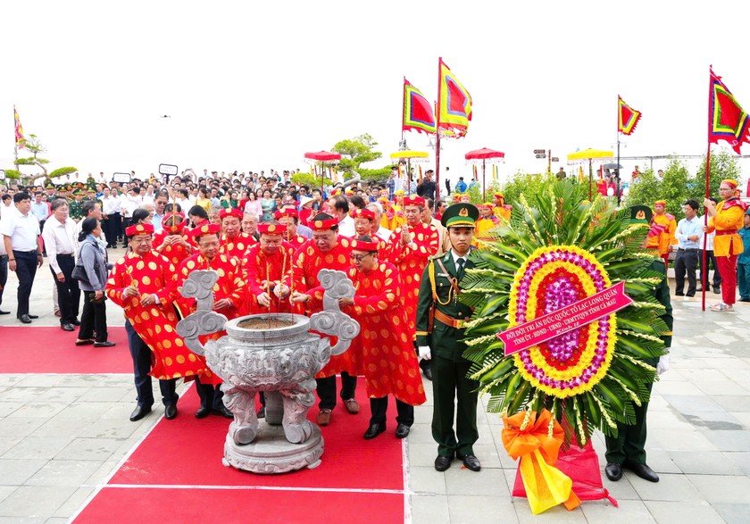 Lãnh đạo tỉnh Cà Mau cùng các đại biểu thành kính dâng hương lên Đức Quốc Tổ Lạc Long Quân.