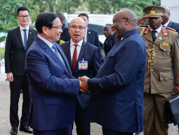 Thủ tướng Chính phủ Phạm Minh Chính đón Tổng thống Cộng hòa Burundi Évariste Ndayishimiye. Ảnh: VGP/Nhật Bắc
