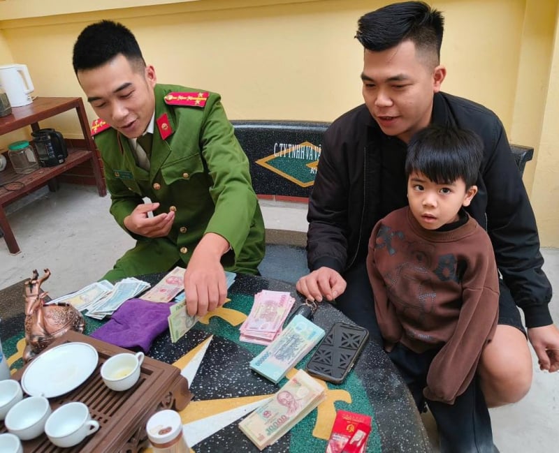 Checking security cameras, the Commune Police searched for and returned nearly 40 million VND to the person who lost it -0