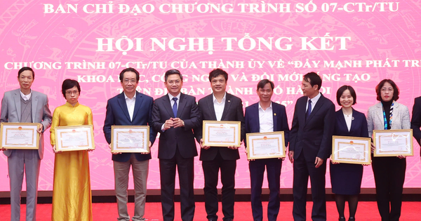 FPT nhận bằng khen từ Thành ủy Hà Nội về phát triển khoa học công nghệ và đổi mới sáng tạo