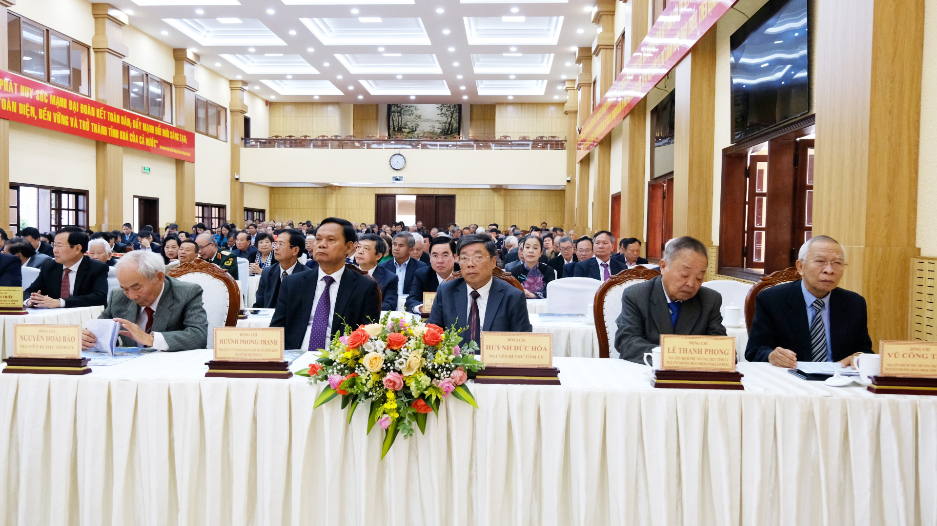 Các đồng chí lãnh đạo tỉnh qua các thời kỳ tham dự buổi gặp mặt