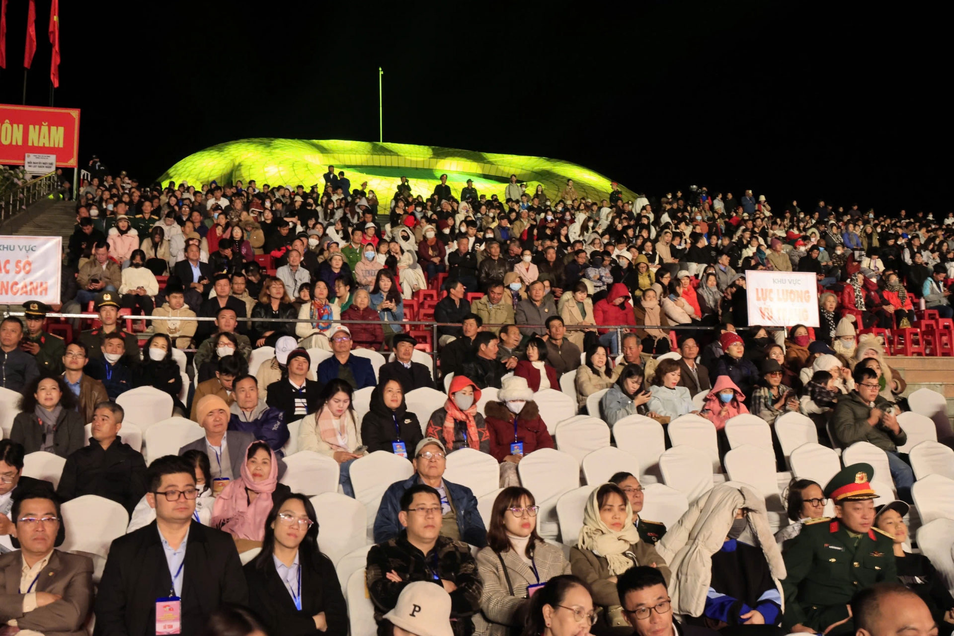 많은 사람들과 관광객이 기념식에 참석했습니다.