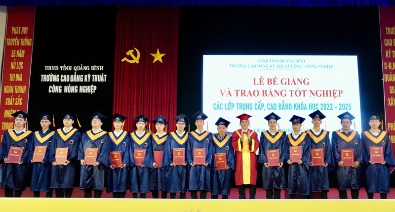 នាយកសាលាឧស្សាហ៍កម្ម និងកសិកម្ម Quang Binh បានប្រគល់វិញ្ញាបនបត្របញ្ចប់ការសិក្សា ដល់និស្សិតមហាវិទ្យាល័យ វគ្គ 2022-2025។