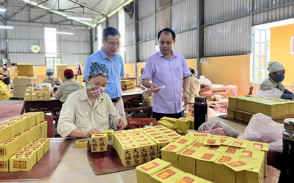 កម្មករនៃរោងចក្រកែច្នៃក្រដាសនាំចេញ Nguyen Phuc ធ្វើការក្នុងសិក្ខាសាលា។