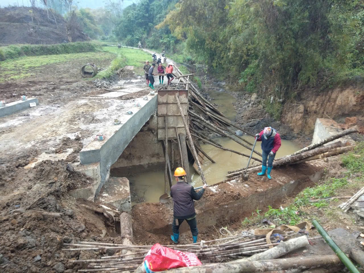 Thi công công trình cầu Cốc Phường, xã Thiện Long, huyện Bình Gia