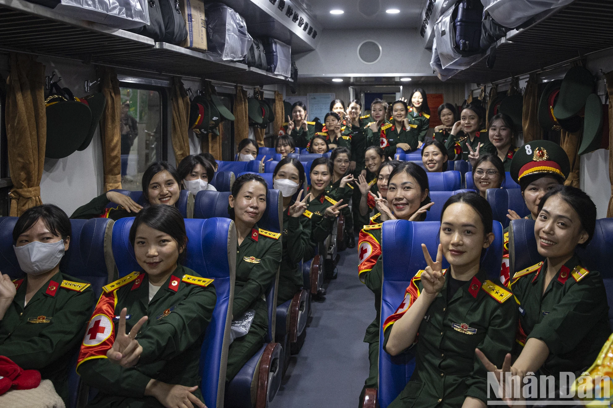 [រូបថត] ទាហាន​រស្មី​ឡើង​រថភ្លើង​ទៅ​ទិស​ខាង​ត្បូង​ដើម្បី​ចូល​រួម​ក្នុង​ក្បួន​ដង្ហែ​ថ្ងៃ​ទី ៣០ ខែ​មេសា រូបថត ៩
