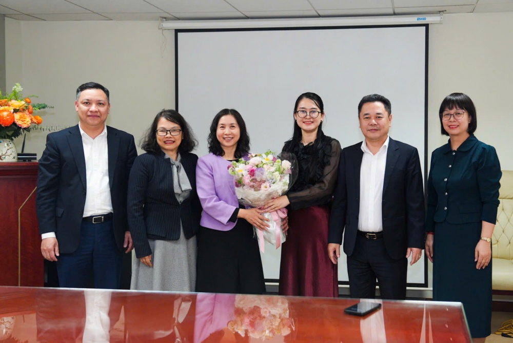 Phó Thống đốc NHNN cùng đại diện Đảng ủy NHNN,Vụ TCCB và Vụ HTQT chúc mừng bà Hoàng Thị Phương Hạnh
