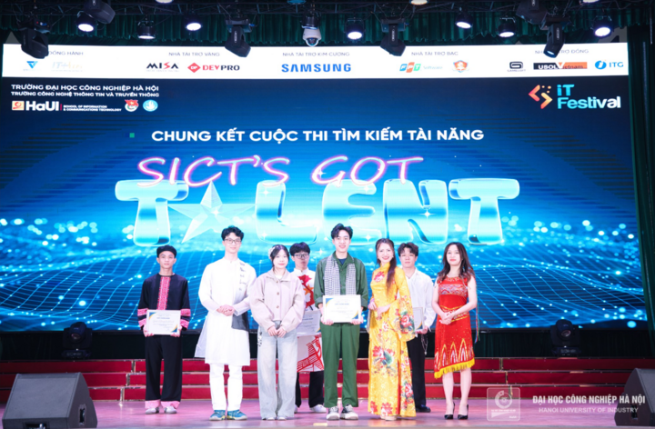 Bà Trần Phương Nhung - Ủy viên Ban giám khảo trao giải ba Cuộc thi tài năng SICT’s Got Talent.