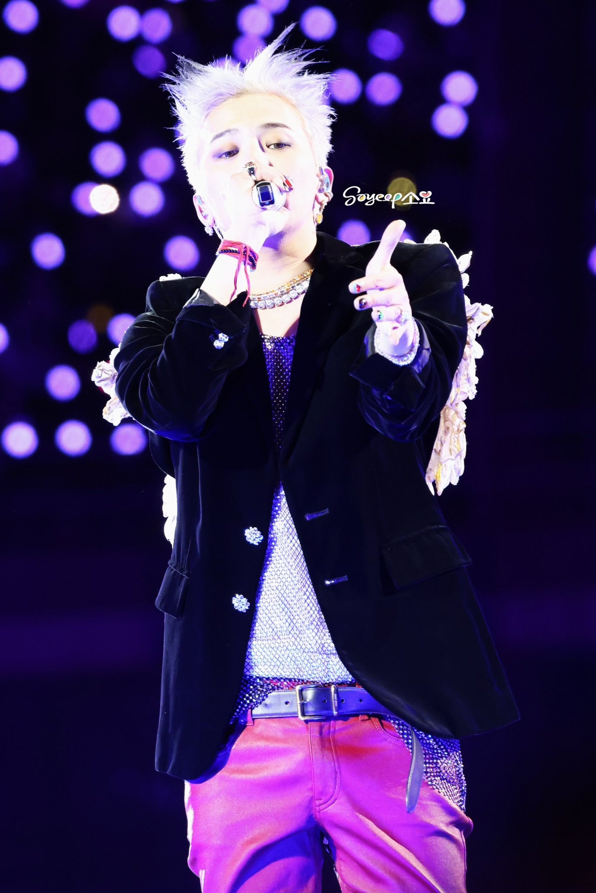 G-Dragon gây sốt khi diện áo hoa hồng, trang sức kim cương chục tỷ đồng - 4