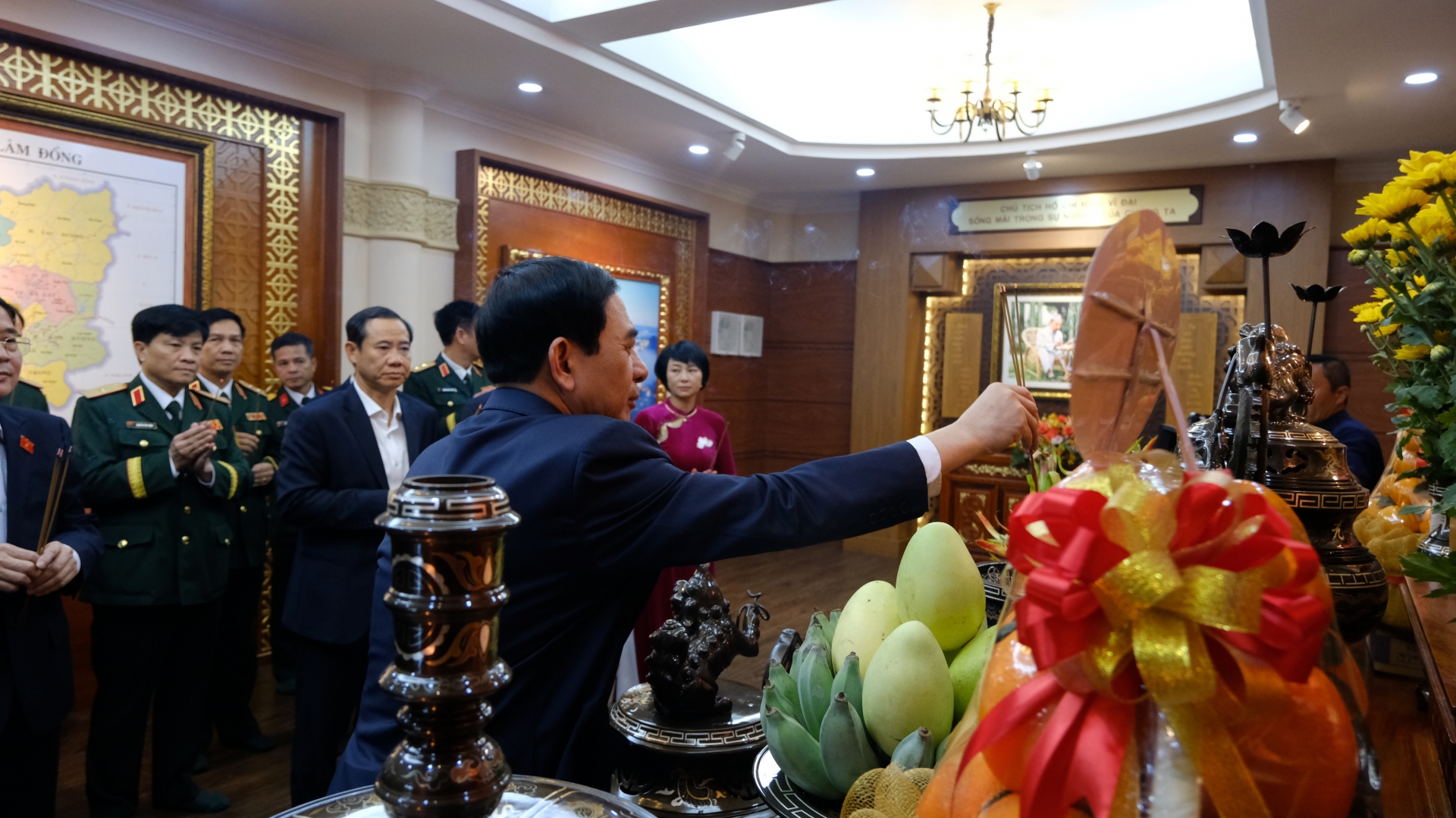 នាយឧត្តមសេនីយ៍ Phan Van Giang សមាជិកការិយាល័យនយោបាយ អនុលេខាគណៈកម្មាធិការមជ្ឈិមបក្ស រដ្ឋមន្ត្រីក្រសួងការពារជាតិ អញ្ជើញអុជធូបគោរពវិញ្ញាណក្ខន្ធលោកប្រធានហូជីមិញ