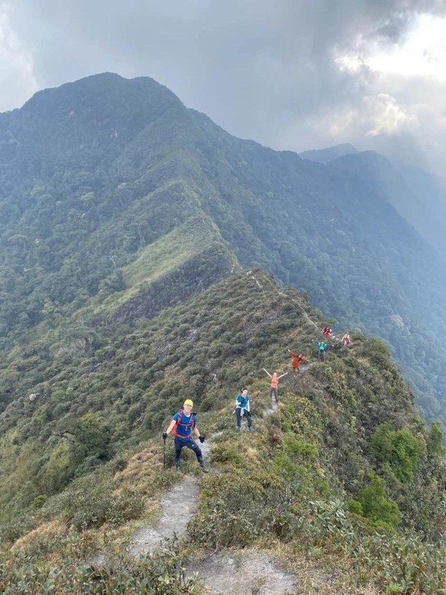 More than 100 journalists participate in the 'Walking on the Clouds' Mountain Climbing Competition to conquer Ta Xua peak photo 3