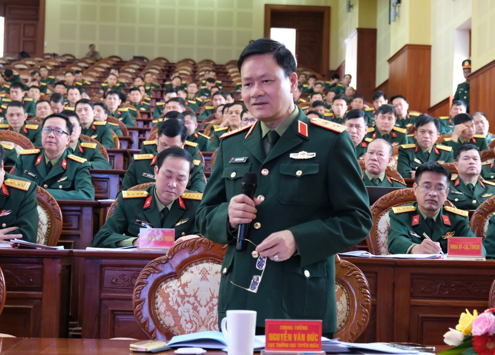 Lieutenant General Nguyen Van Duc - Director of the Propaganda Department spoke at the meeting.