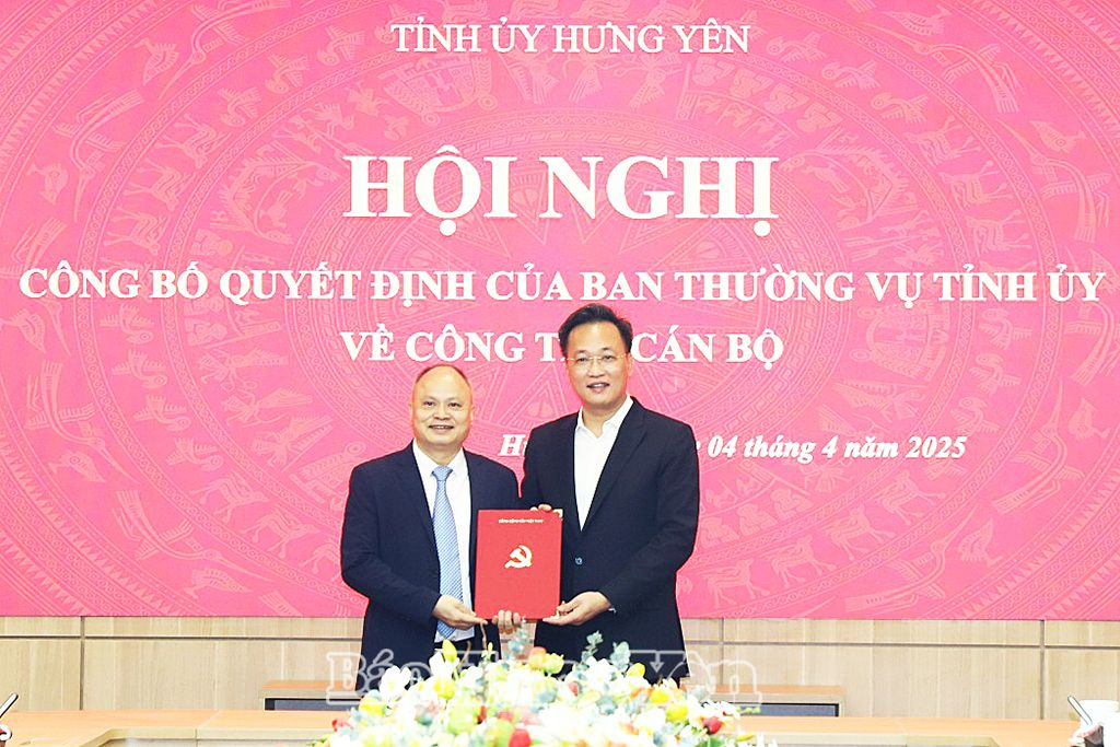 Comrade Nguyen Huu Nghia, member of the Party Central Committee, Secretary of the Provincial Party Committee, presented the decision on transfer and appointment to comrade Le Cong Tuan.