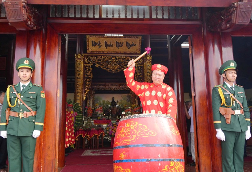 Ông Nguyễn Hồ Hải - Bí thư Tỉnh ủy Cà Mau đánh 3 hồi trống lễ, bày tỏ lòng thành tri ân Đức Quốc Tổ.