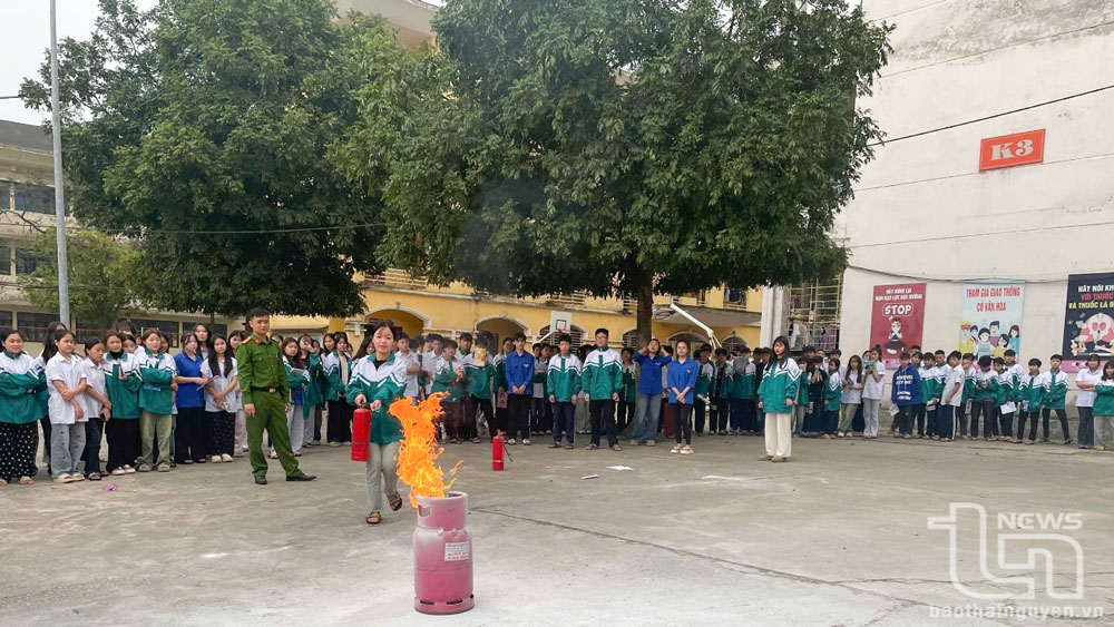 Các em học sinh thực hành chữa cháy.