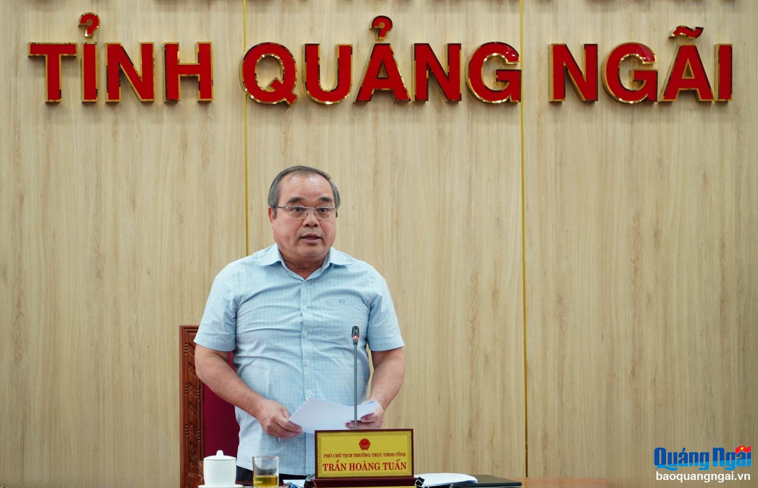 Phó Chủ tịch Thường trực UBND tỉnh Trần Hoàng Tuấn báo cáo tình hình, kết quả công tác giải ngân vốn đầu tư công của tỉnh tại cuộc họp.