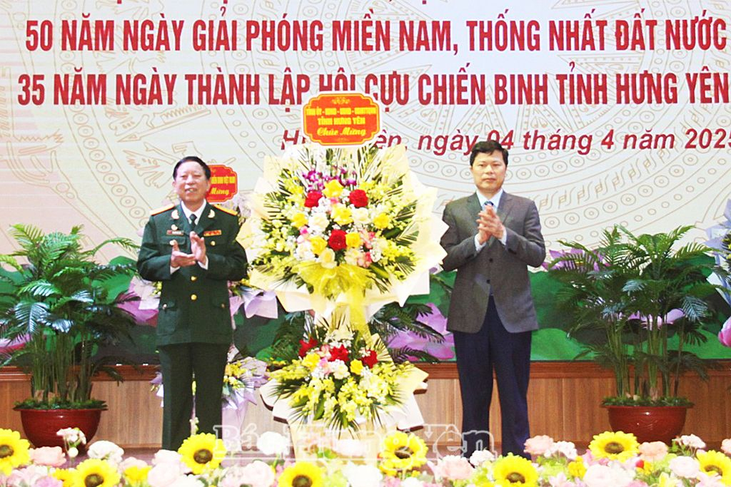  សមមិត្ត Tran Quoc Toan លេខាអចិន្ត្រៃយ៍គណៈកម្មាធិការបក្សខេត្ត ប្រធានក្រុមប្រឹក្សាប្រជាជនខេត្ត ជូនកម្រងផ្កាអបអរសាទរអតីតយុទ្ធជន និងអតីតយុវជនស្ម័គ្រចិត្ត។ 