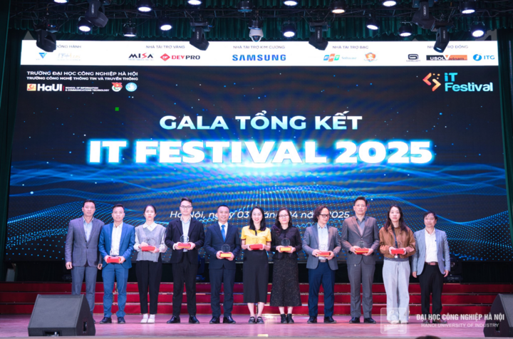 TS. Đặng Trọng Hợp - Hiệu trưởng và TS. Nguyễn Hoàng Tú - Giám đốc Trung tâm Hợp tác Phát triển Trường Công nghệ Thông tin và Truyền thông, HaUI tặng quà và kỷ niệm chương cho các nhà tài trợ.