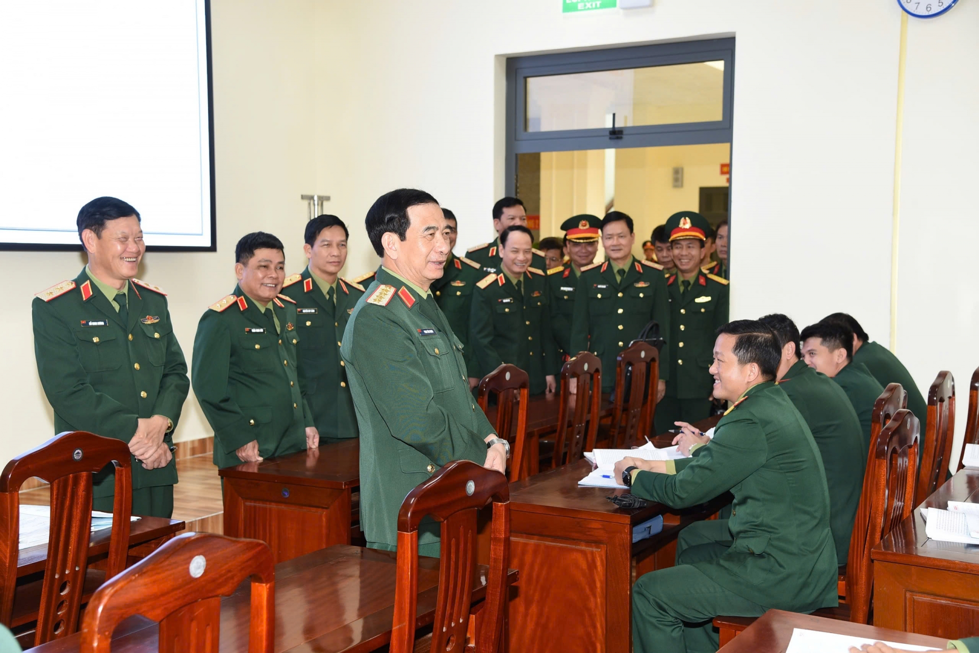General Phan Van Giang talks with lecturers and students of the Army Academy