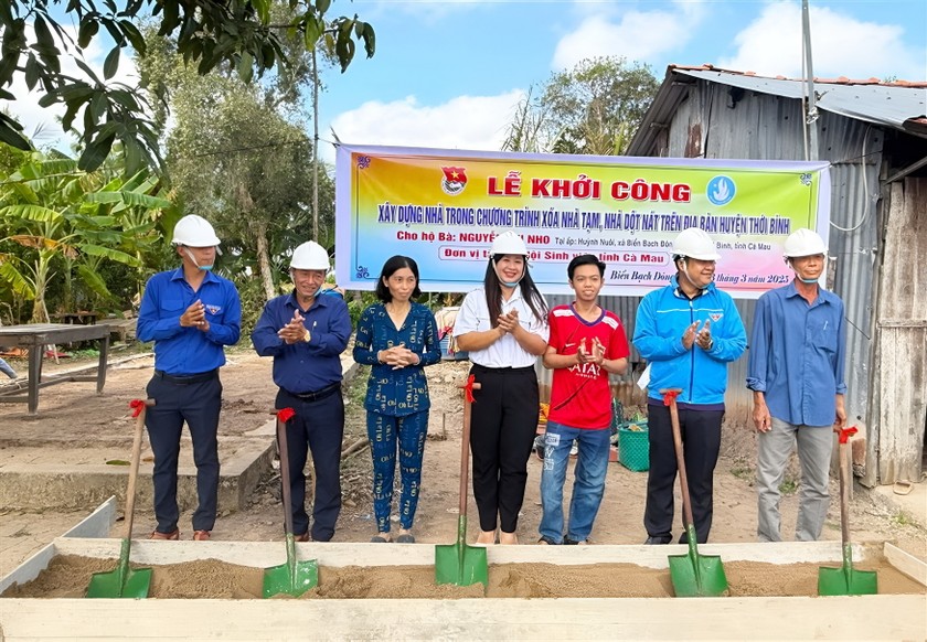 Lễ khởi công xây dựng nhà trong chương trình xóa nhà tạm, nhà dột nát trên địa bàn huyện Thới Bình.