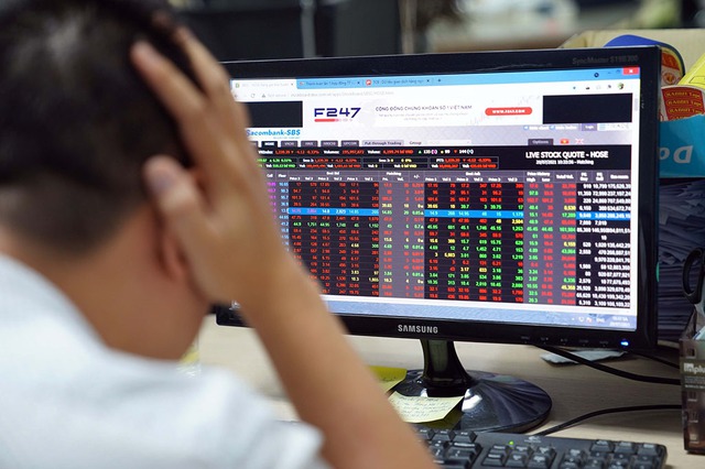 Cổ phiếu ngân hàng, thủy sản, dệt may...tiếp tục nằm sàn đẩy VN-Index 'bốc hơi' hơn điểm - Ảnh 1.