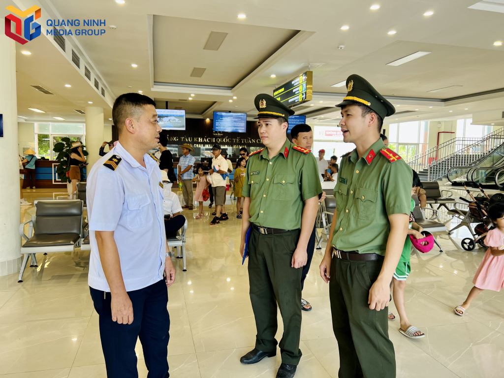 CBCS Phòng An ninh đối ngoại (Công an tỉnh) nắm tình hình tại Cảng tàu khách quốc tế Tuần Châu. Ảnh: Dương Trường