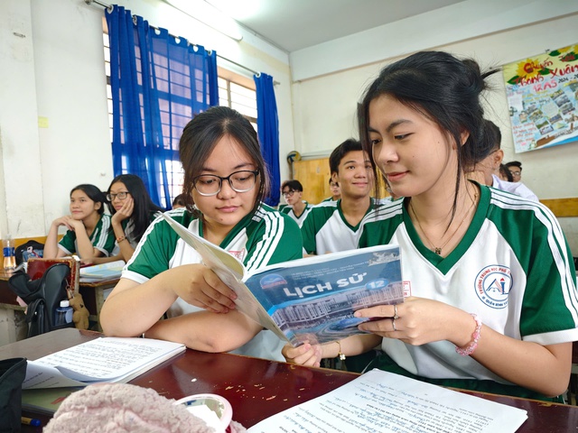 Thi tốt nghiệp THPT 2025 cùng lúc 2 chương trình, các sở GD-ĐT lo lắng  - Ảnh 2.