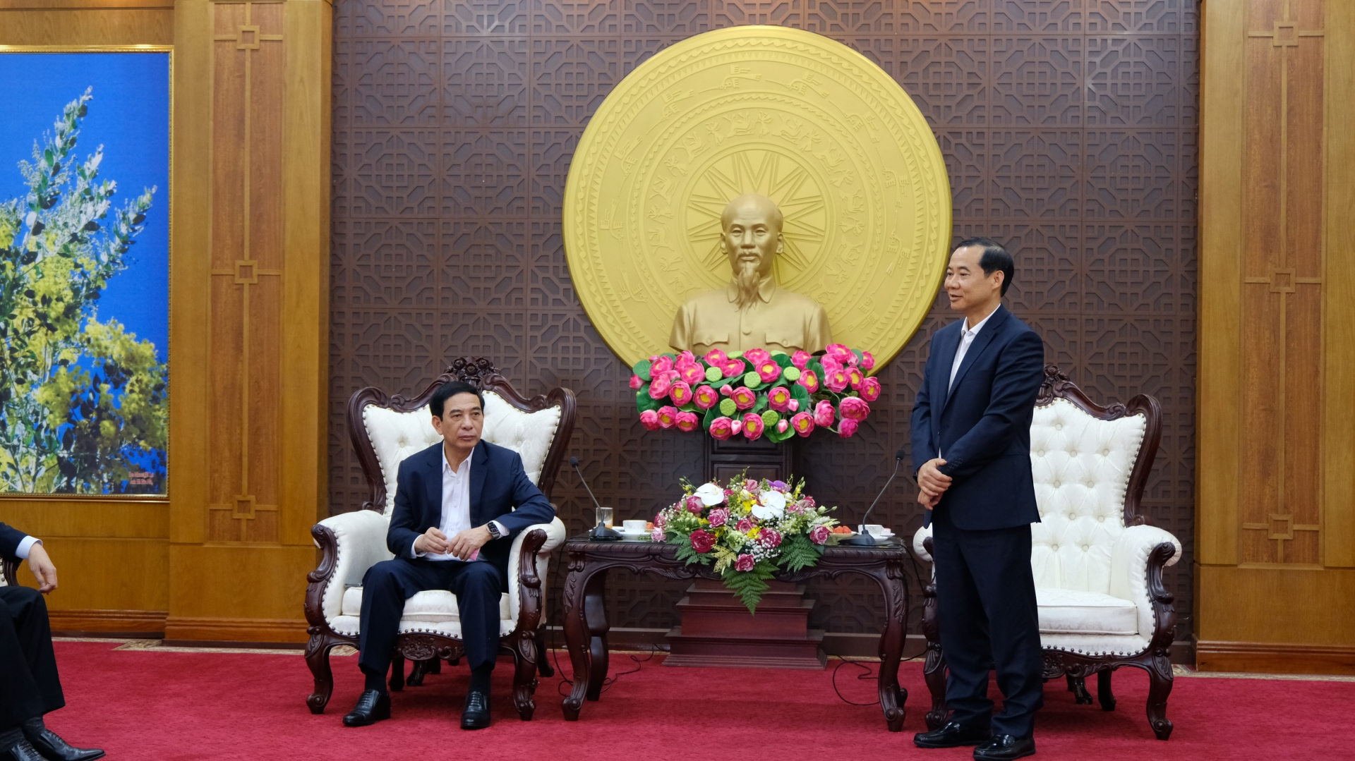 សមមិត្ត Nguyen Thai Hoc - លេខាស្តីទីគណៈកម្មាធិការបក្សខេត្ត Lam Dong បានរាយការណ៍ជូនឧត្តមសេនីយ៍ Phan Van Giang សមាជិកការិយាល័យនយោបាយ អនុលេខាគណៈកម្មាធិការមជ្ឈិមបក្ស រដ្ឋមន្ត្រីក្រសួងការពារជាតិអំពីសកម្មភាពមួយចំនួនរបស់ខេត្ត។