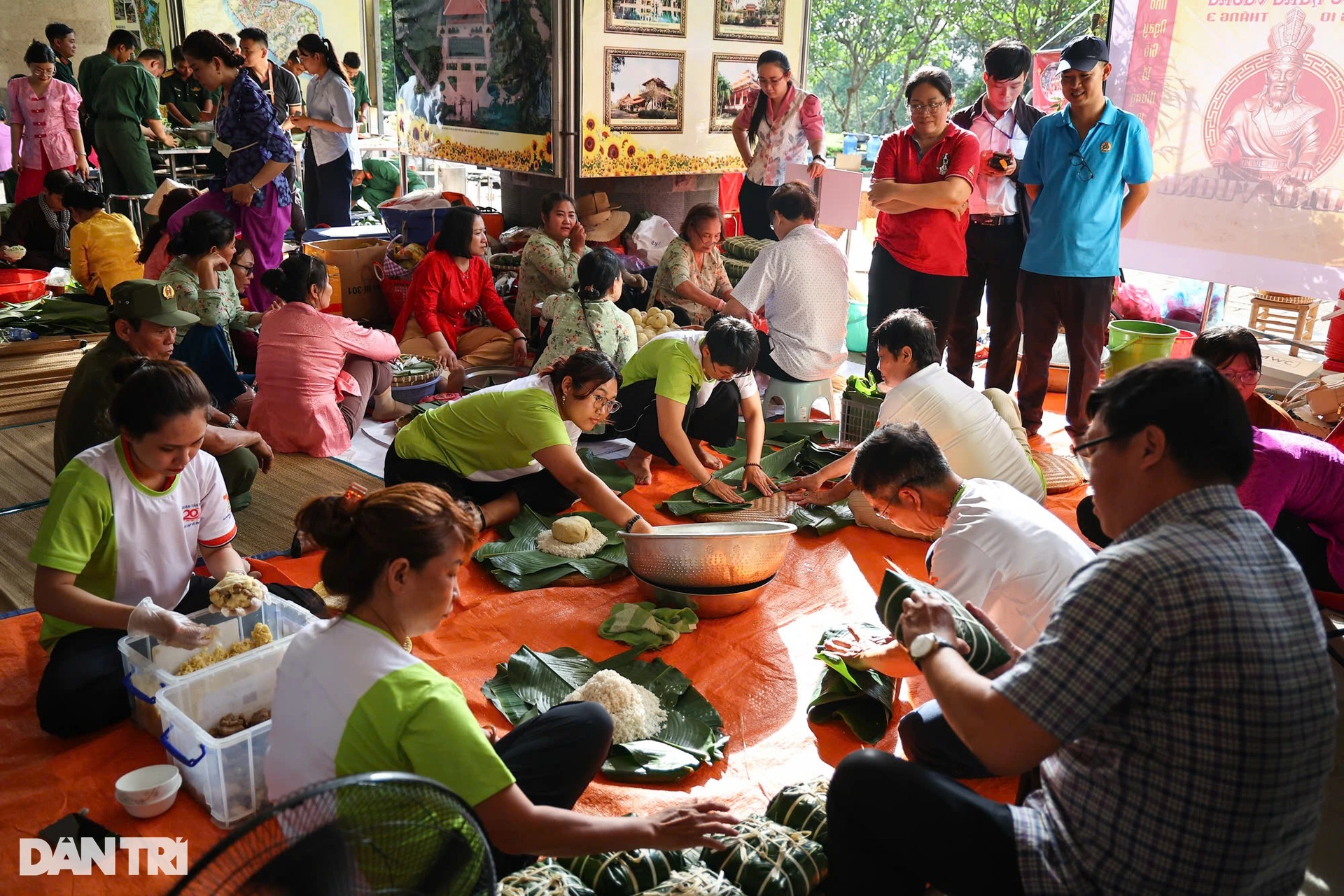 Hundreds of people compete to wrap Chung cakes to commemorate King Hung in Ho Chi Minh City - 1