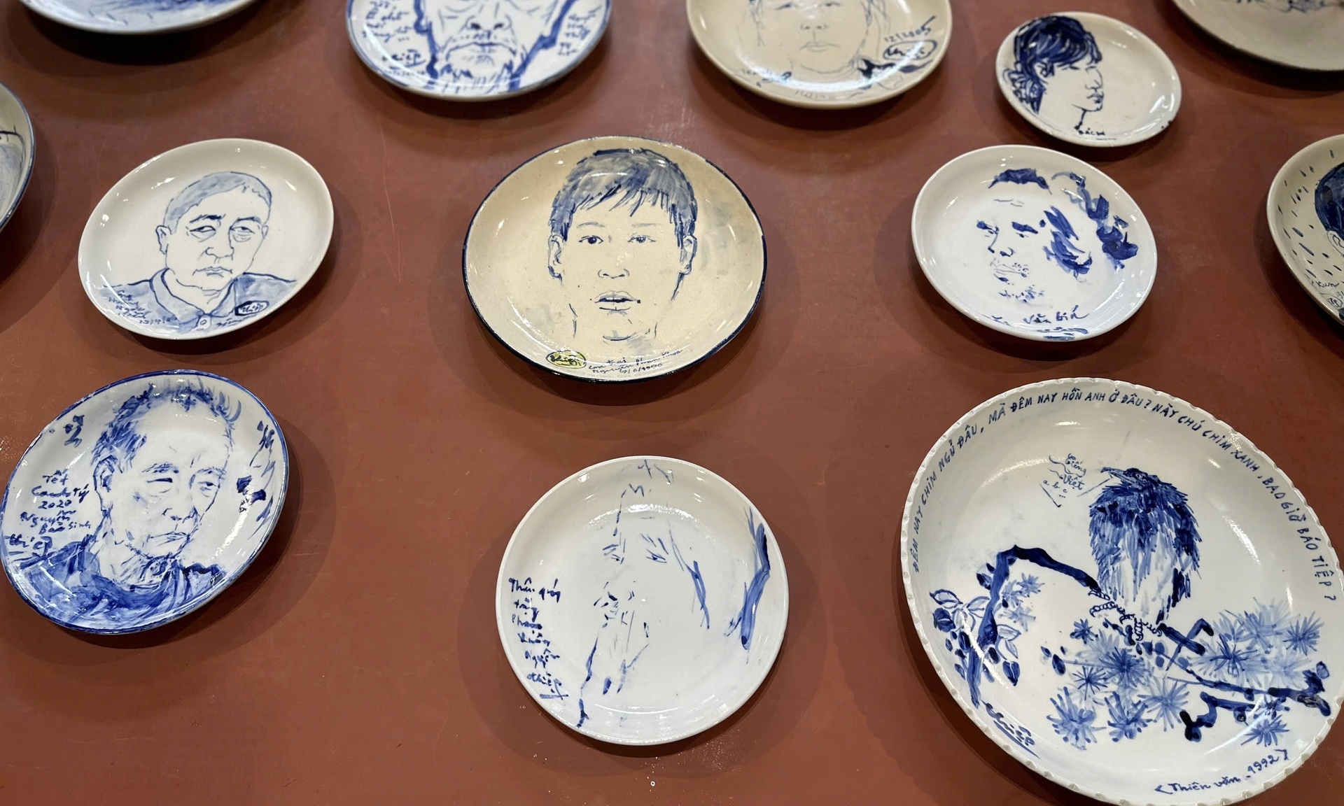Admire the greeting card products of 42 artists at Hoa Hinh 7