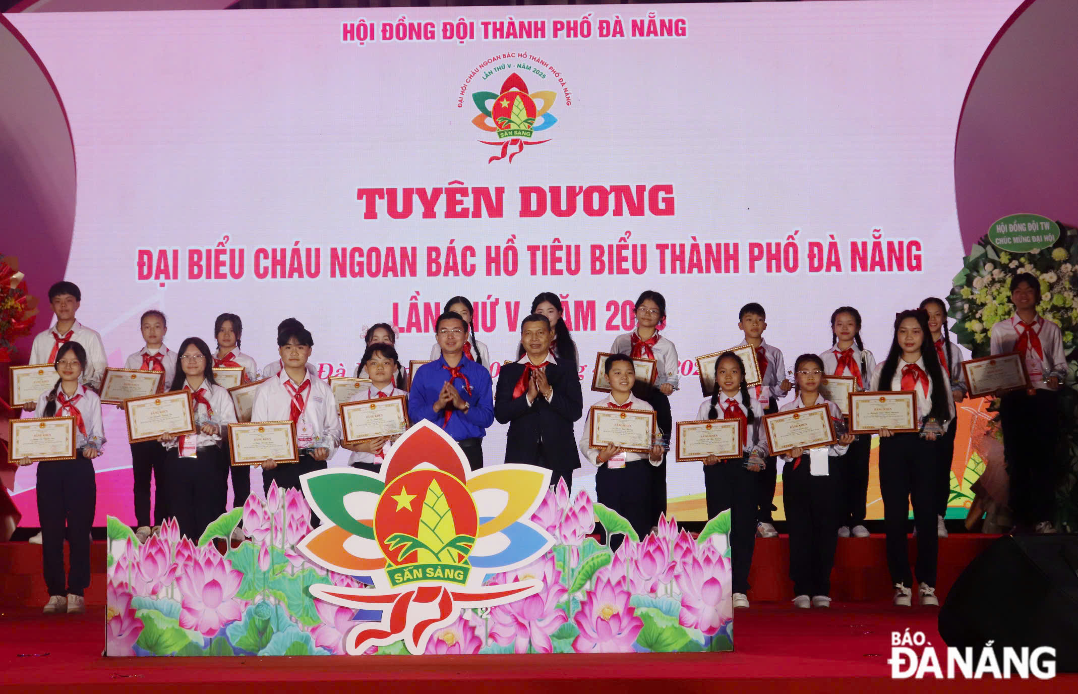 ក្នុងកម្មវិធីនោះ ប្រតិភូចំនួន៦០នាក់ត្រូវបានផ្តល់កិត្តិយសជាកូនគំរូដ៏ល្អរបស់ពូ ហូ។ រូបថត៖ KhanH NGAN