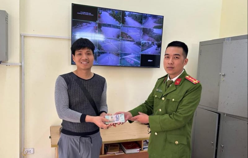 Checking security cameras, the Commune Police searched for and returned nearly 40 million VND to the person who lost it -0